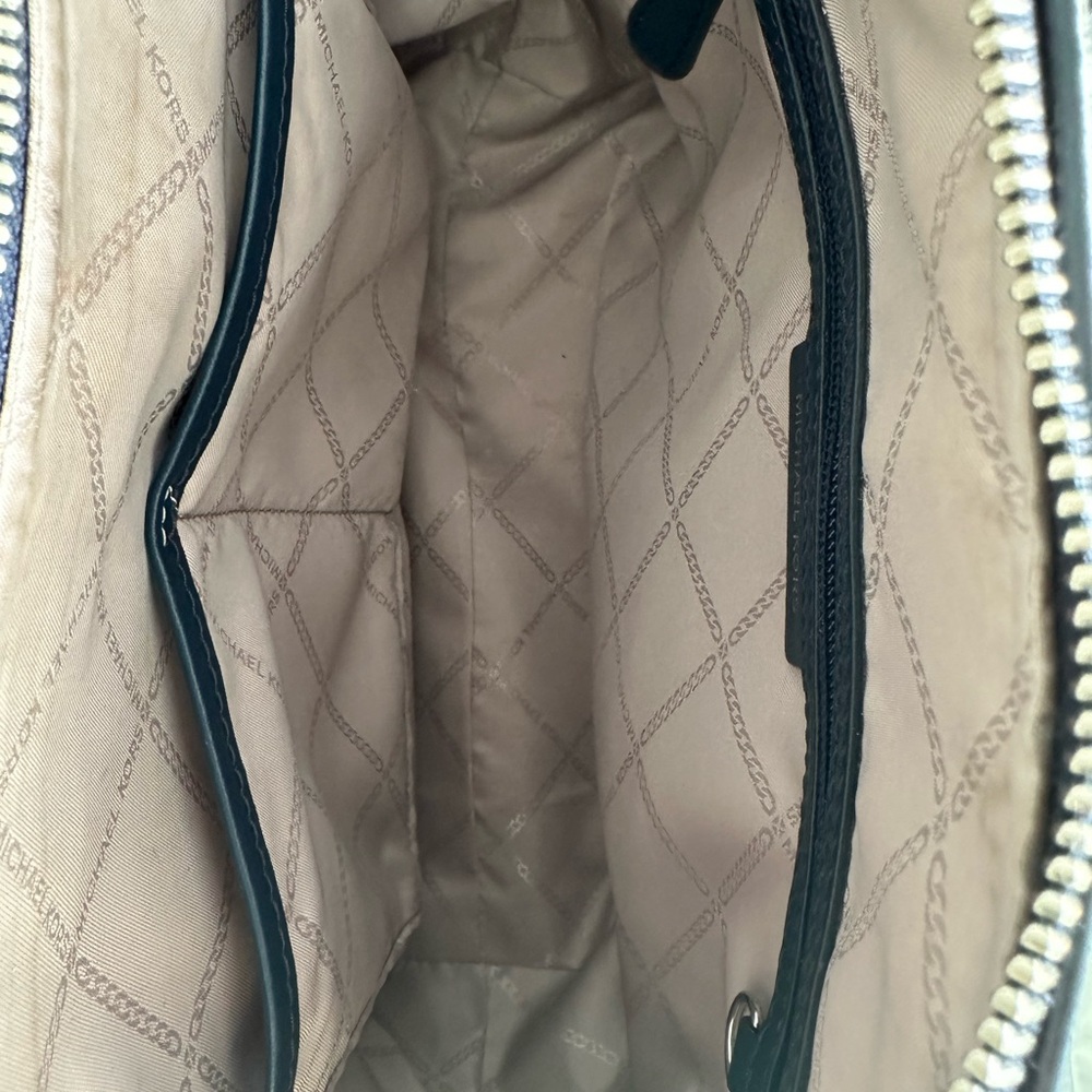 Michael Kors Tote. - Picture 2 of 5